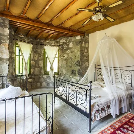 Otantik Tas Ev Bed & Breakfast