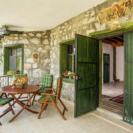 Otantik Tas Ev Bed and Breakfast 3*